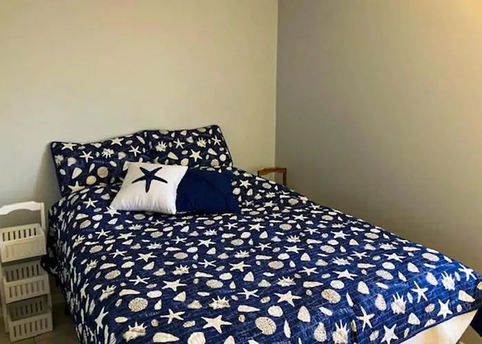 Cozy House With Private Deck Outdoor Shower & Easy Walk To The Ocean Holiday home