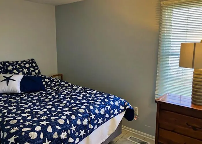 Cozy House With Private Deck Outdoor Shower & Easy Walk To The Ocean Holiday home