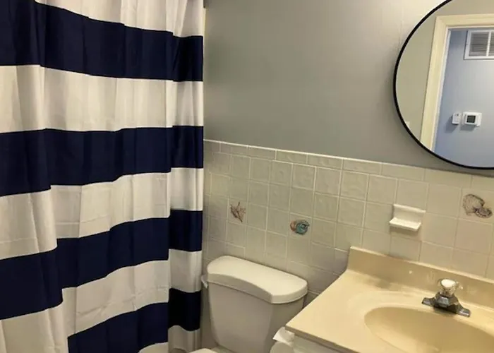 Cozy House With Private Deck Outdoor Shower & Easy Walk To The Ocean *