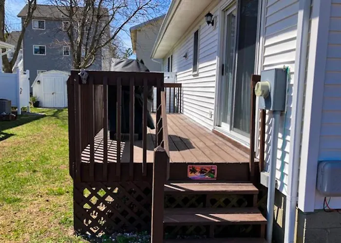 Holiday home Cozy House With Private Deck Outdoor Shower & Easy Walk To The Ocean *